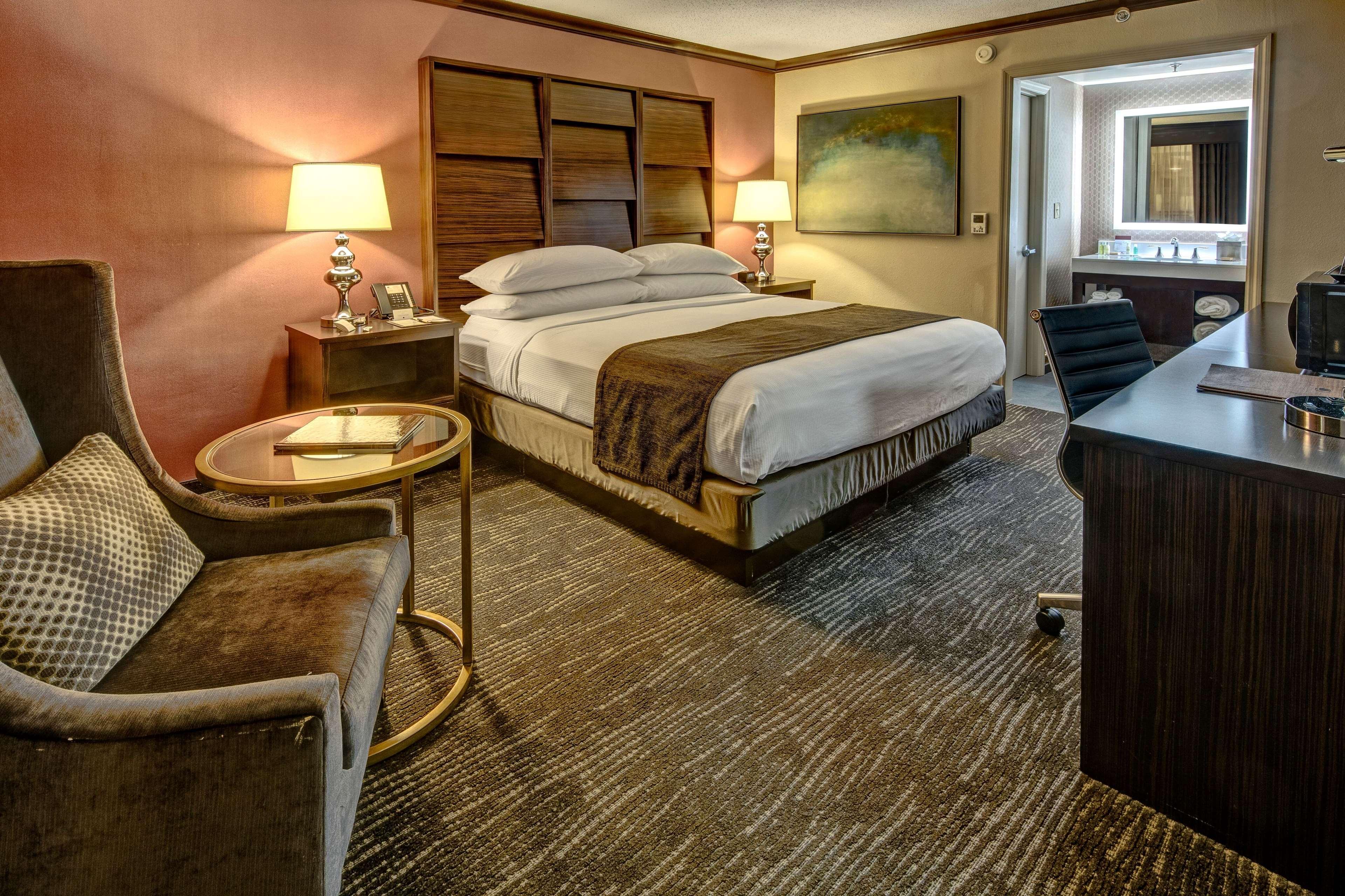 Doubletree By Hilton Decatur Riverfront Exterior photo