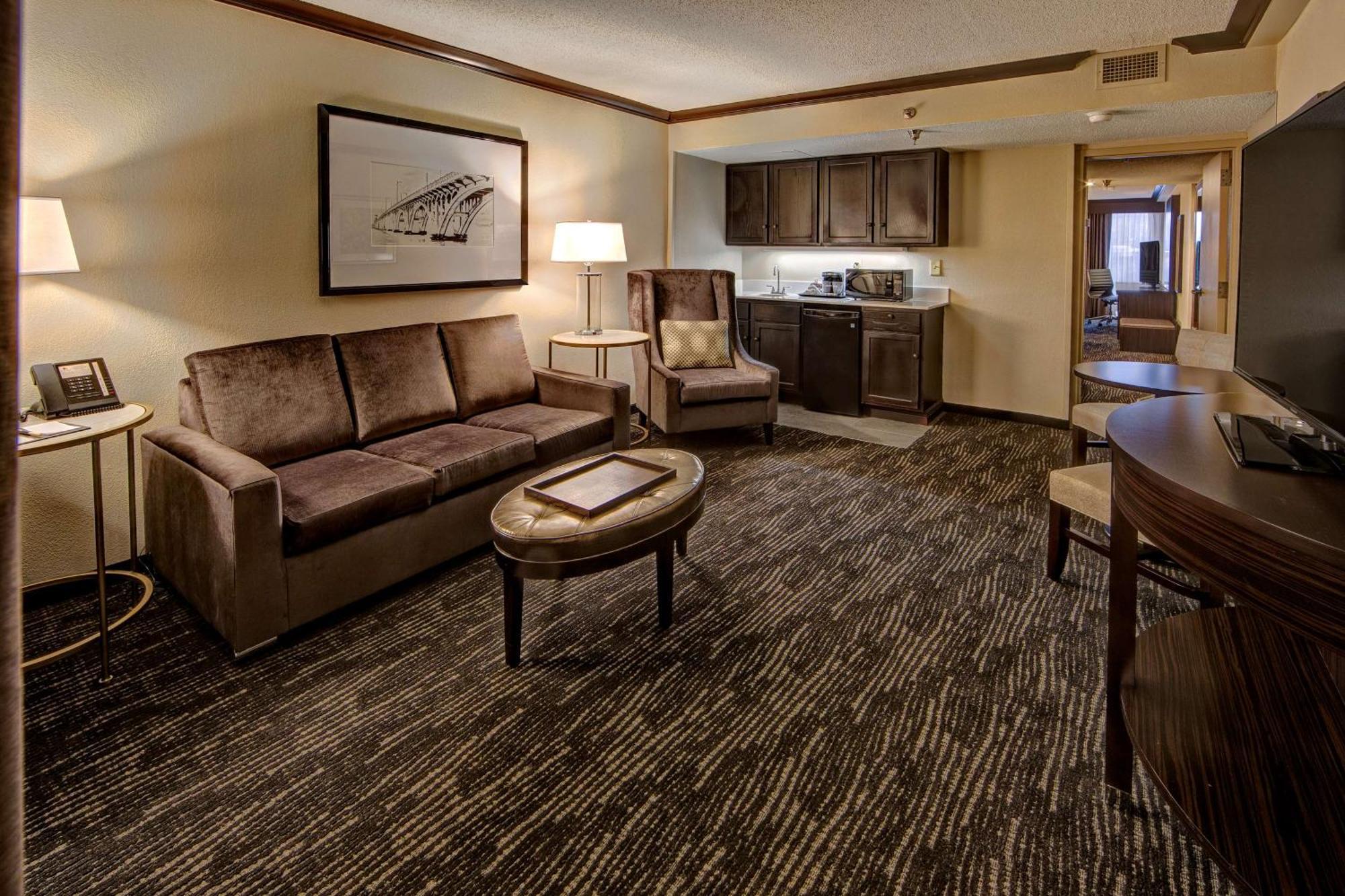 Doubletree By Hilton Decatur Riverfront Exterior photo
