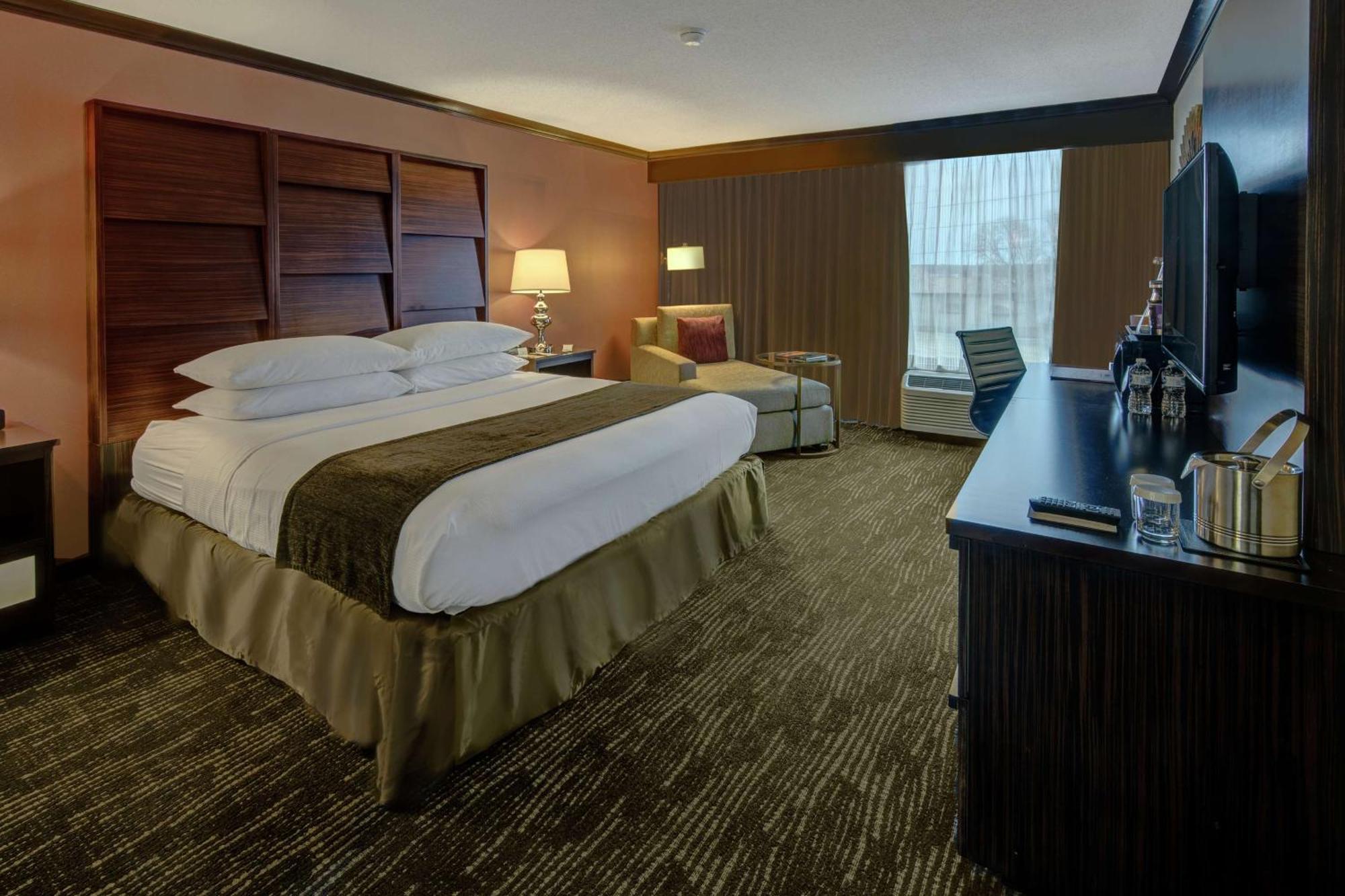 Doubletree By Hilton Decatur Riverfront Exterior photo