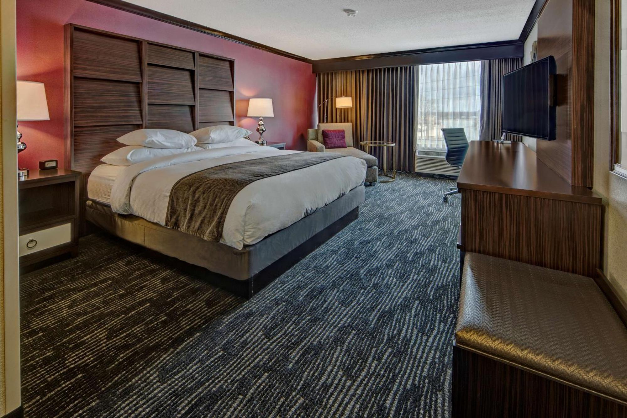 Doubletree By Hilton Decatur Riverfront Exterior photo