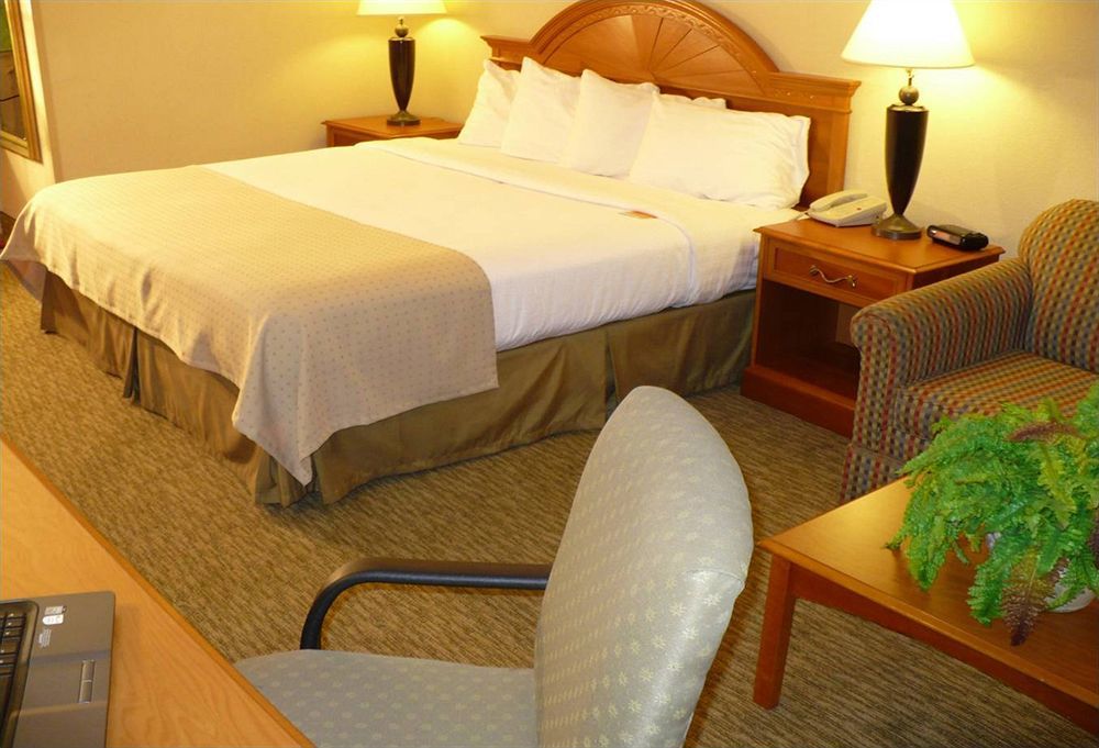 Doubletree By Hilton Decatur Riverfront Room photo